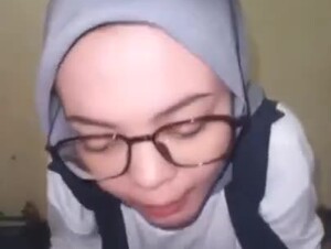  Jilbab kacamata nyepongin pacar di hotel (1) -Fakebokep